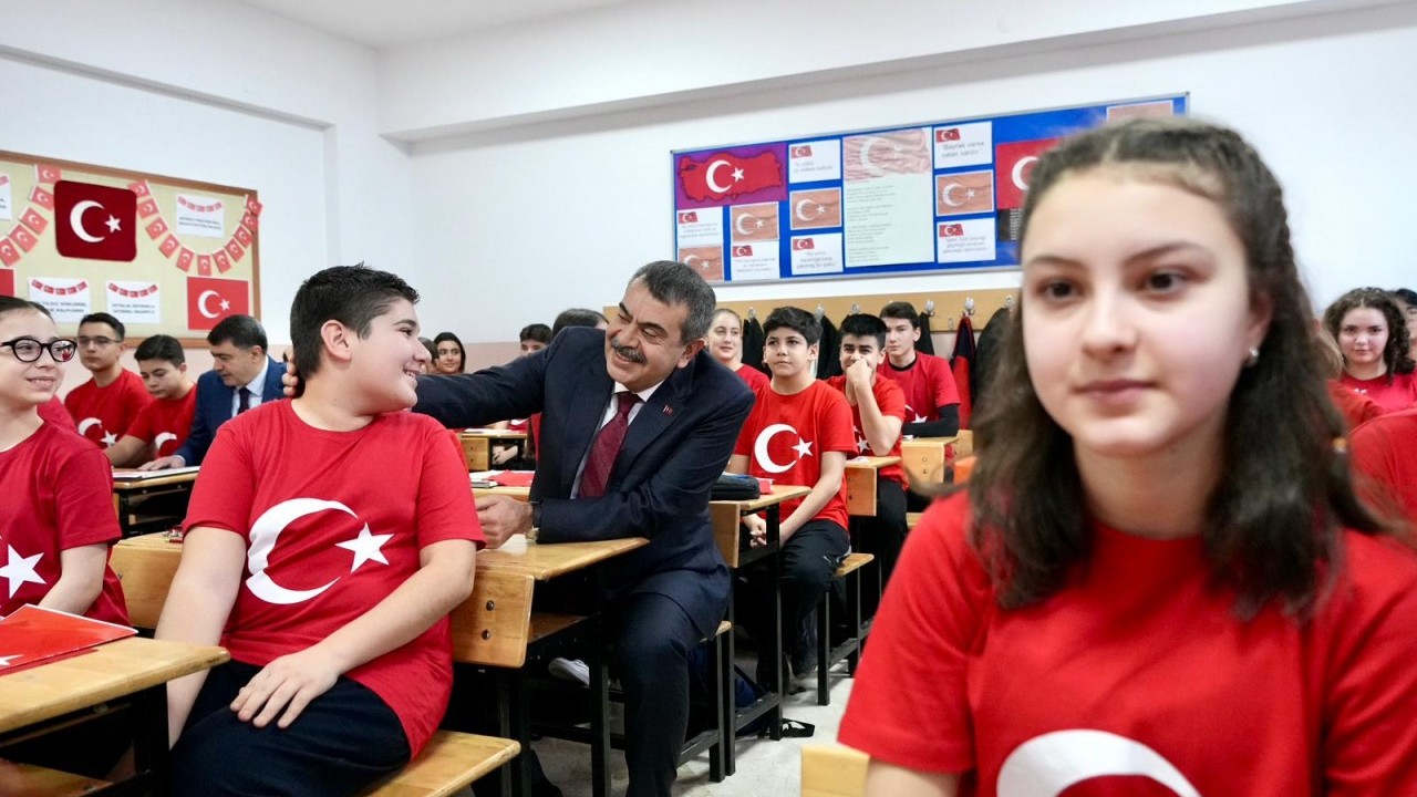Milyonlarca öğrenci dersbaşı yaptı! İlk ders, ‘Bayrak Sevgisi’