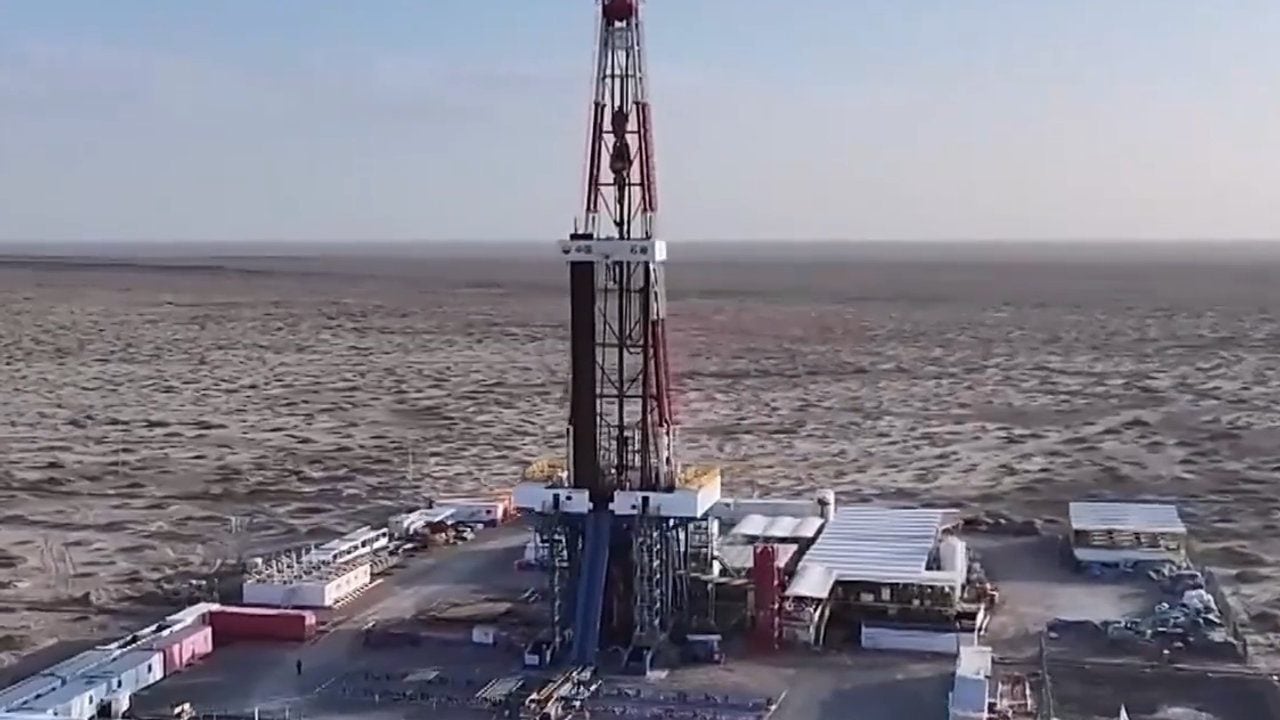 Foto - "Milyonlarca ton petrol ve doğalgaz var" deniliyor! Yerin 8 bin metre altından fışkıran devasa rezerv tüm dünyaya ilan edildi