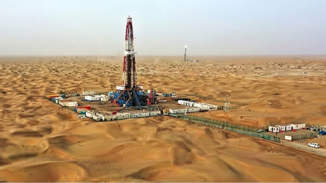 Foto - "Milyonlarca ton petrol ve doğalgaz var" deniliyor! Yerin 8 bin metre altından fışkıran devasa rezerv tüm dünyaya ilan edildi