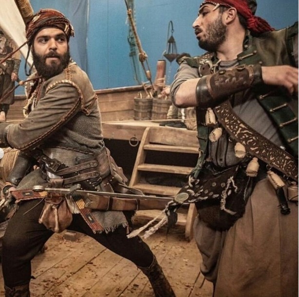 Foto - Milyonların dört gözle bekliyor! Bu detay çok konuşulur… Barbaros’un karşısına çıkmak yerine bakın ne yaptı