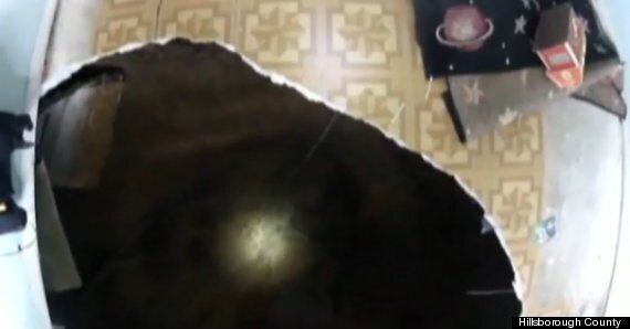 Foto - Milyonların uykusunu kaçacak! Dev yarık adamı yuttu götürdü, ekipler deliğe girince bu beklenmiyordu