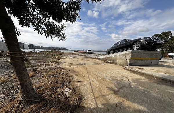 Foto - Milyonluk araçları selden böyle korudular