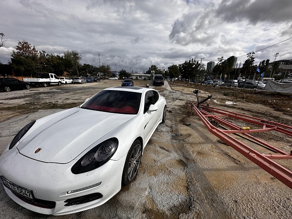 Foto - Milyonluk araçları selden böyle korudular