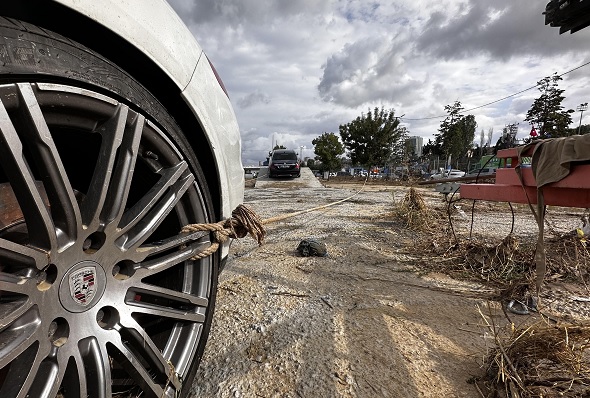 Milyonluk araçları selden böyle korudular