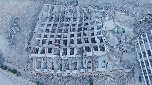 Foto - Milyonluk bina kağıt gibi oldu