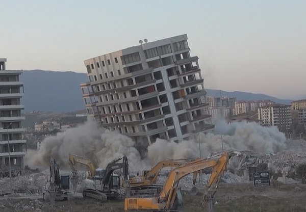 Foto - Milyonluk bina kağıt gibi oldu