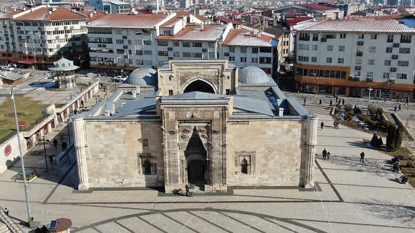 Foto - Mimarı bilinmiyor, simetrisiyle hayran bırakıyor! Herkes bu tarihi yapıyı konuşuyor...