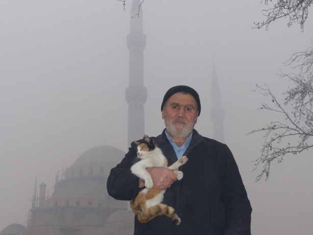 Foto - Minarede mahsur kalan kediyi, imam hatip kurtardı