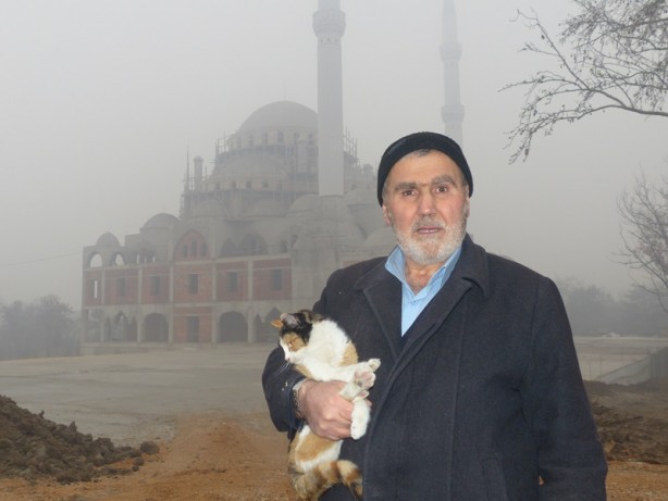 Foto - Minarede mahsur kalan kediyi, imam hatip kurtardı