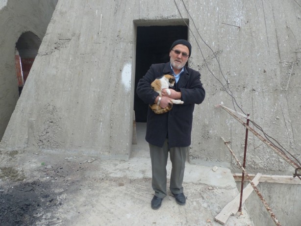 Foto - Minarede mahsur kalan kediyi, imam hatip kurtardı