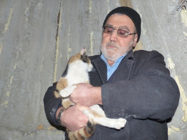 Foto - Minarede mahsur kalan kediyi, imam hatip kurtardı