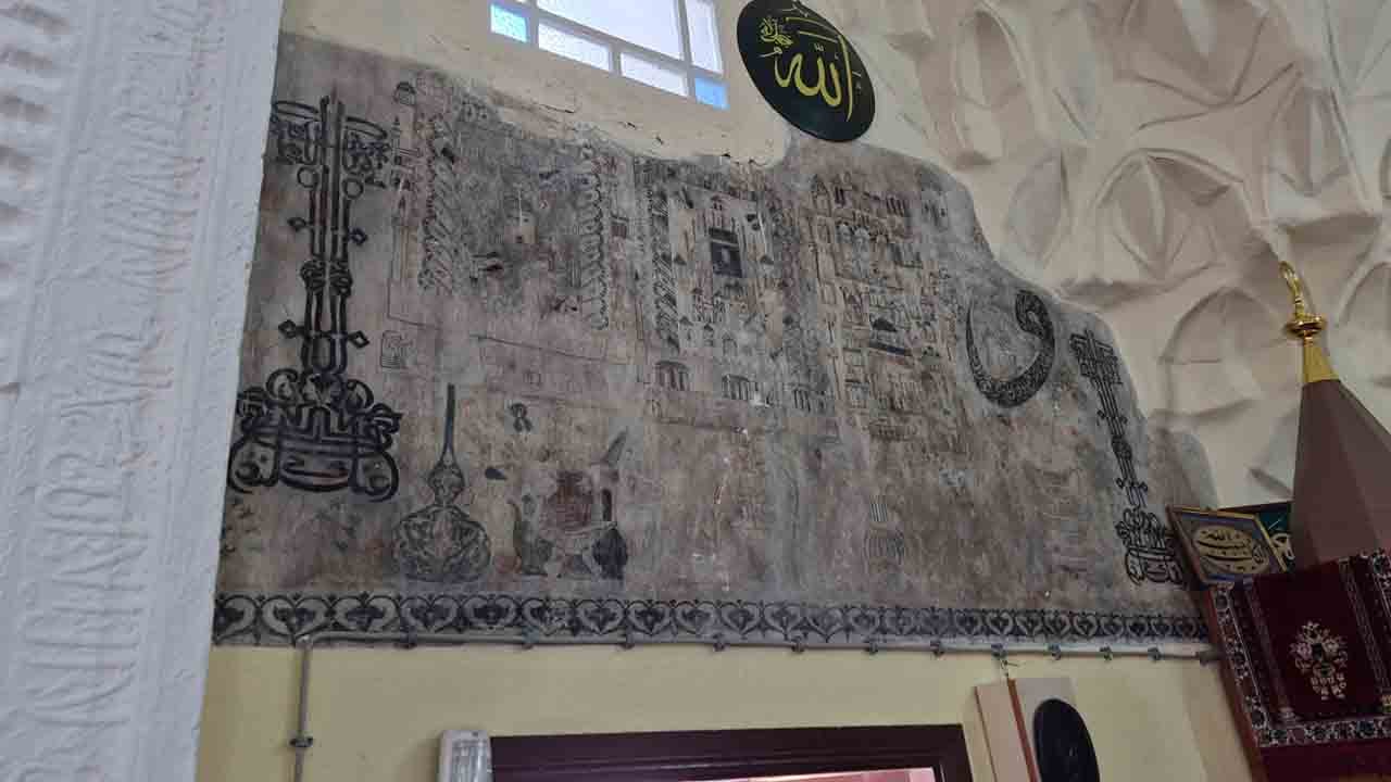 Minaresi yok, hikâyesi büyük: 752 yıllık camide ilk Kâbe tasviri