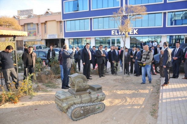 Foto - Mini tank kışla yolu gözlüyor