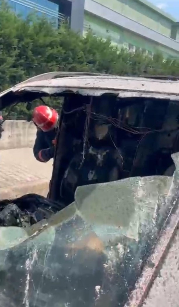 Foto - Minibüs alev topuna döndü, ilk müdahale beton mikserindeki suyla yapıldı