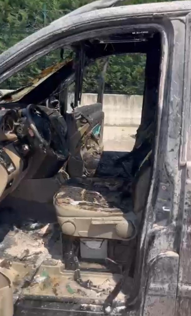 Foto - Minibüs alev topuna döndü, ilk müdahale beton mikserindeki suyla yapıldı