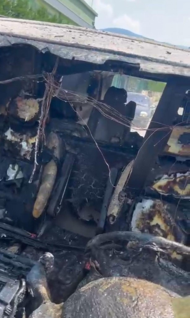 Foto - Minibüs alev topuna döndü, ilk müdahale beton mikserindeki suyla yapıldı