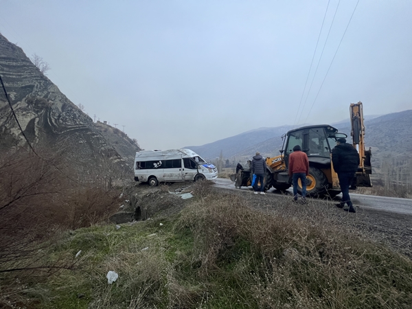 Foto - Minibüs şarampole devrildi: Çok sayıda yaralı var
