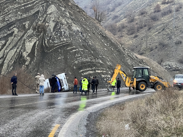 Foto - Minibüs şarampole devrildi: Çok sayıda yaralı var