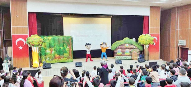 Minik dimağlarımız milli duygularla besleniyor: Hürkuş ve Gökbey müzikal tiyatrosunu minikler sevdi