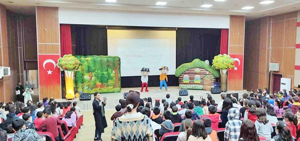 Foto - Minik dimağlarımız milli duygularla besleniyor: Hürkuş ve Gökbey müzikal tiyatrosunu minikler sevdi