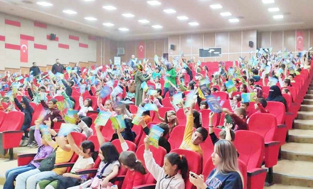 Foto - Minik dimağlarımız milli duygularla besleniyor: Hürkuş ve Gökbey müzikal tiyatrosunu minikler sevdi