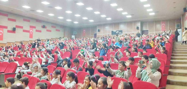 Foto - Minik dimağlarımız milli duygularla besleniyor: Hürkuş ve Gökbey müzikal tiyatrosunu minikler sevdi