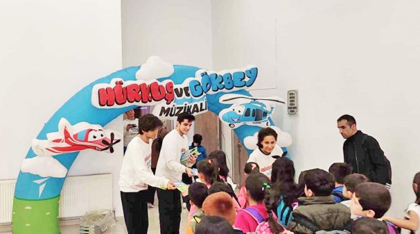 Foto - Minik dimağlarımız milli duygularla besleniyor: Hürkuş ve Gökbey müzikal tiyatrosunu minikler sevdi