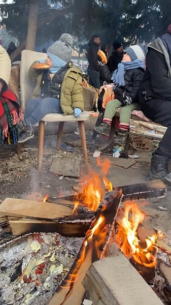 Foto - Minik yavrular ağlattı! Buz gibi havada teyzelerini böyle bekliyorlar