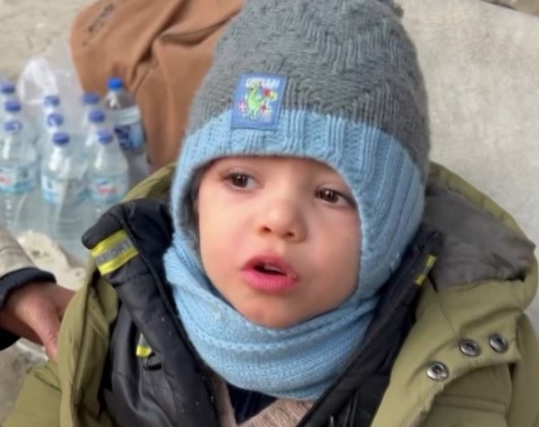 Minik yavrular ağlattı! Buz gibi havada teyzelerini böyle bekliyorlar