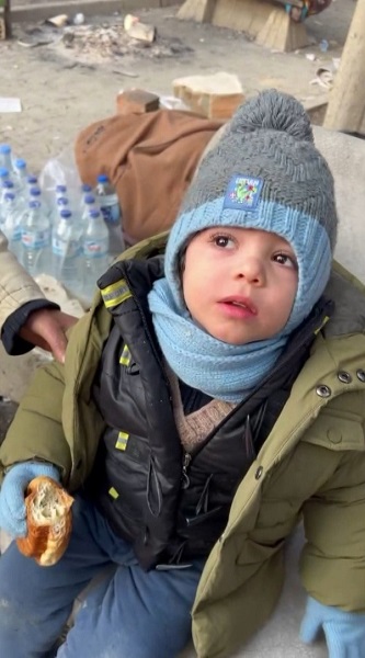 Foto - Minik yavrular ağlattı! Buz gibi havada teyzelerini böyle bekliyorlar