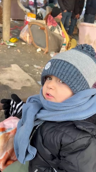 Foto - Minik yavrular ağlattı! Buz gibi havada teyzelerini böyle bekliyorlar