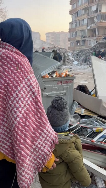 Foto - Minik yavrular ağlattı! Buz gibi havada teyzelerini böyle bekliyorlar