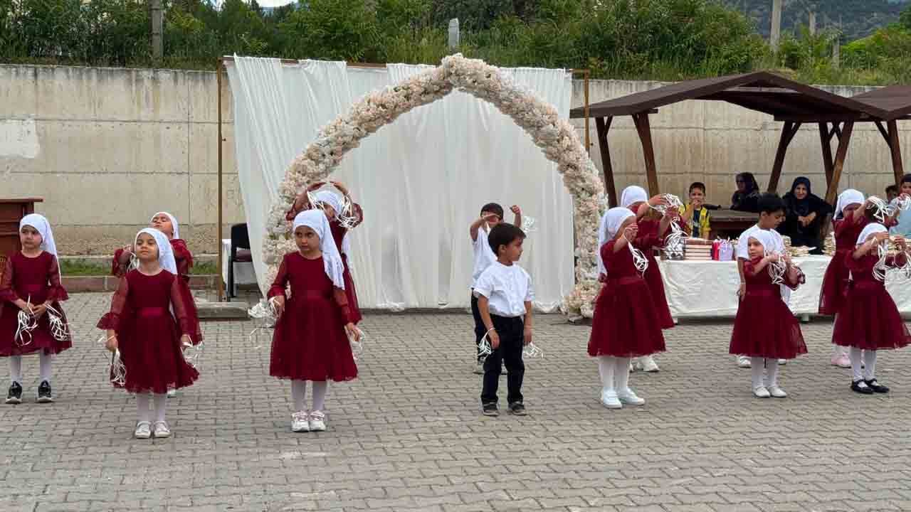 Miniklerden anlamlı gösteri: Kur'an kursu programına yoğun ilgi