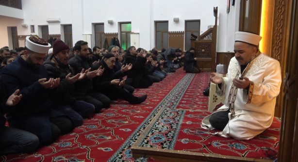 Foto - Miraç gecesinde depremzedeler için eller semaya açıldı