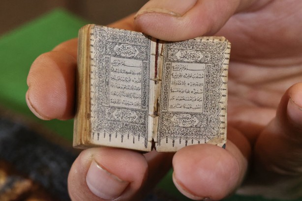 Foto - Mısır'da 150 yıllık küçük hacimli Kuran-ı Kerim nüshası