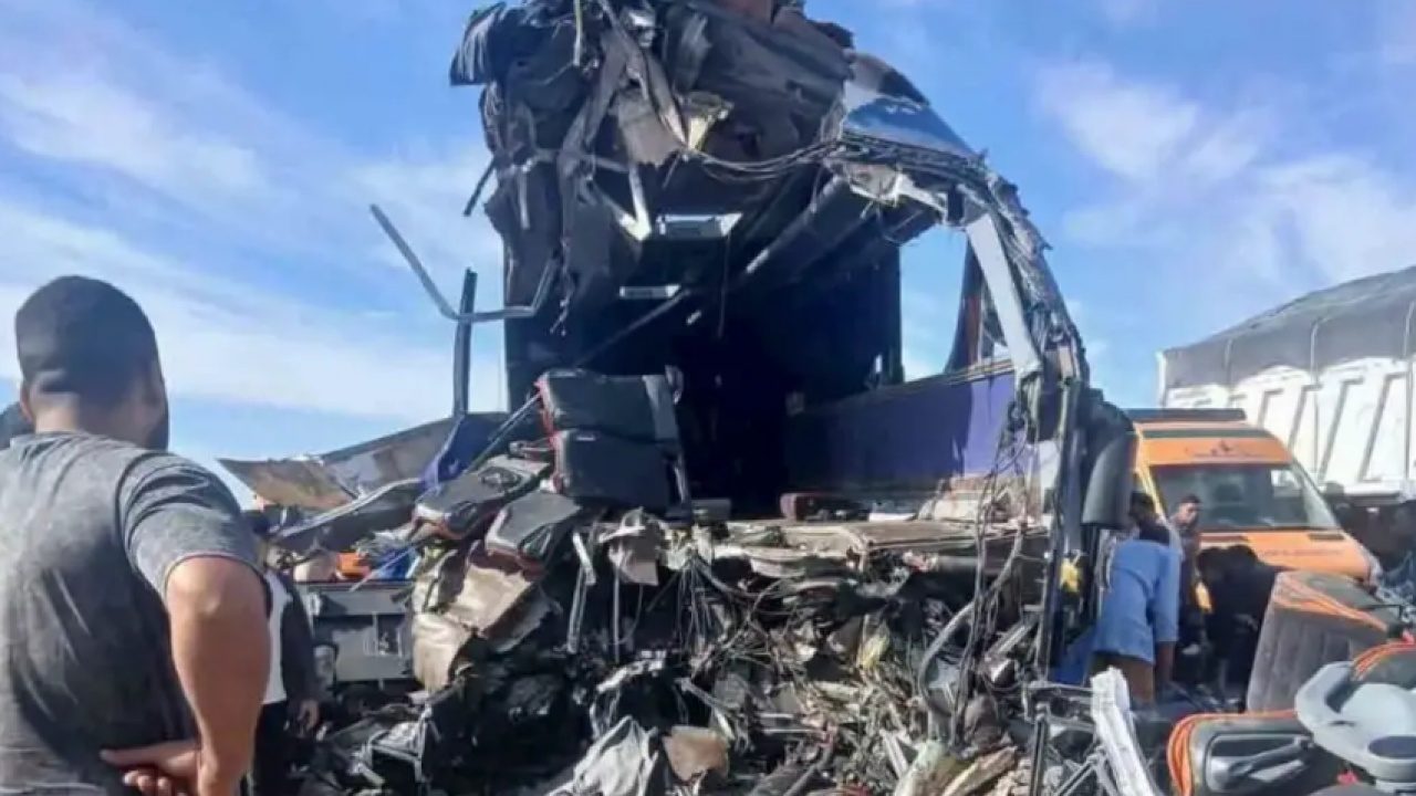 Foto - Mısır'da can pazarı: Otobüs TIR’a çarptı 13 ölü, 30 yaralı