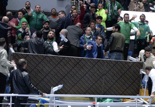 Mısır'da maç sırasında amfi çöktü karşılaşma iptal edildi! Yaralılar var