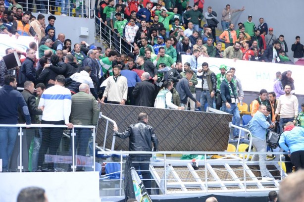 Foto - Mısır'da maç sırasında amfi çöktü karşılaşma iptal edildi! Yaralılar var