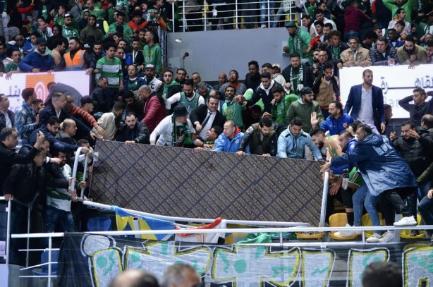 Foto - Mısır'da maç sırasında amfi çöktü karşılaşma iptal edildi! Yaralılar var