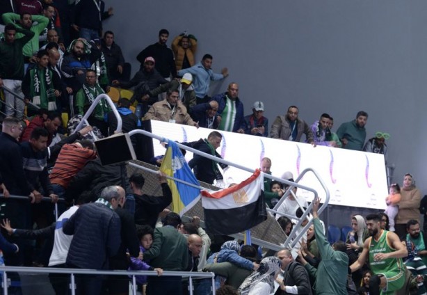 Foto - Mısır'da maç sırasında amfi çöktü karşılaşma iptal edildi! Yaralılar var