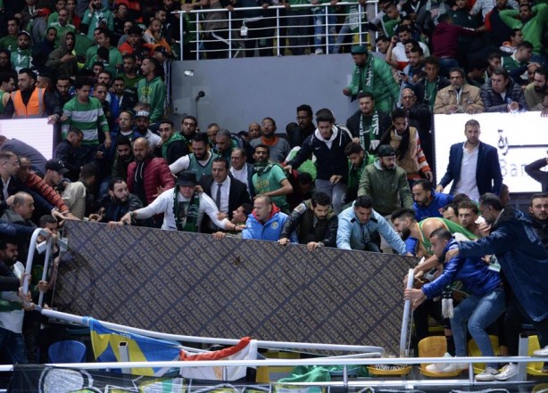 Foto - Mısır'da maç sırasında amfi çöktü karşılaşma iptal edildi! Yaralılar var