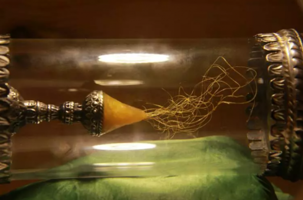 Foto - Mısır’da manastır kütüphanesinde bir incilin kapağın yapıştırılmış olarak bulundu. İşte Resulullah’ın kutsal emanetleri