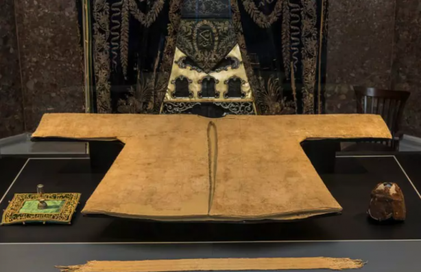 Foto - Mısır’da manastır kütüphanesinde bir incilin kapağın yapıştırılmış olarak bulundu. İşte Resulullah’ın kutsal emanetleri