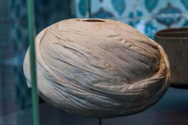 Foto - Mısır’da manastır kütüphanesinde bir incilin kapağın yapıştırılmış olarak bulundu. İşte Resulullah’ın kutsal emanetleri