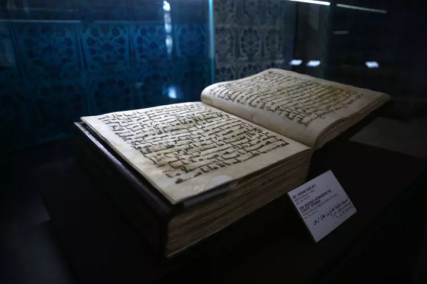 Foto - Mısır’da manastır kütüphanesinde bir incilin kapağın yapıştırılmış olarak bulundu. İşte Resulullah’ın kutsal emanetleri