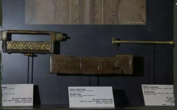 Foto - Mısır’da manastır kütüphanesinde bir incilin kapağın yapıştırılmış olarak bulundu. İşte Resulullah’ın kutsal emanetleri