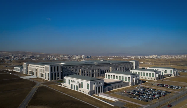 Foto - Yıllar içinde farklı nedenlerle pek çok kez yer değiştiren MİT, Gençlik Parkı'nın karşısındaki Vakıflar Binası'na, ardından 1970'li yıllarda Yenimahalle'deki adresine taşınmıştı.