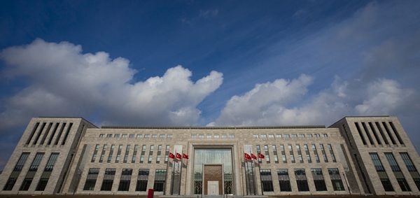 Foto - 5 bin dönümlük bir alan üzerine inşa edilen ve etrafında başka herhangi bir yapı bulunmayan, yaklaşık 3 metre boyunda beton duvarlar ve dikenli tellerle çevrili, dinlemelere, yetkisiz girişlere ve sızmalara karşı özel olarak tasarlanmış yeni karargah binasının açılışı yarın yapılacak.