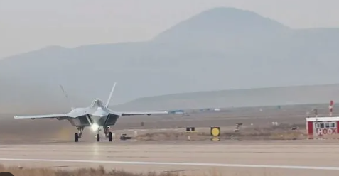 Foto - MMU KAAN ile ilgili hiç hesapta olmayan gelişme! Emekli albay az önce canlı yayında ilan etti