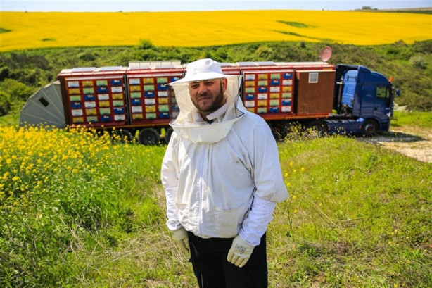 Mobil arıcılık sistemiyle doğal bal üretiyor